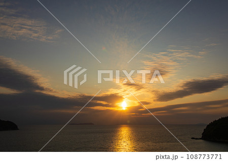 瀬戸内海と伊吹島の横に沈みゆく夕陽 瀬戸内海と伊吹島の横に沈みゆく夕陽 108773771