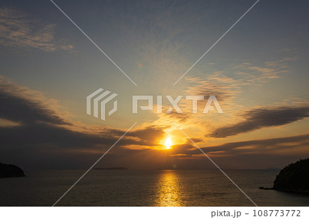 瀬戸内海と伊吹島の横に沈みゆく夕陽 瀬戸内海と伊吹島の横に沈みゆく夕陽 108773772