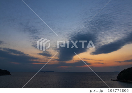 瀬戸内海と伊吹島の横に沈みゆく夕陽 108773806
