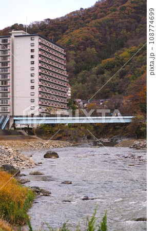 みなかみ温泉と利根川 108774699