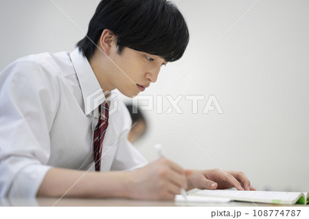勉強する男子高校生　撮影協力：有明教育芸術短期大学 108774787