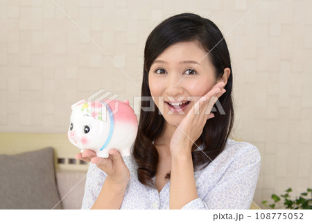 豚の貯金箱を持つ女性 豚の貯金箱を持つ女性 108775052