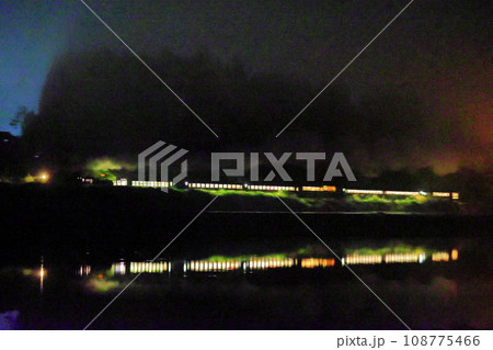 水面に映る夜汽車 水面に映る夜汽車 108775466
