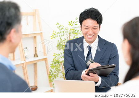 ビジネス 対面 商談 夫婦 ビジネス 対面 商談 夫婦 108775635