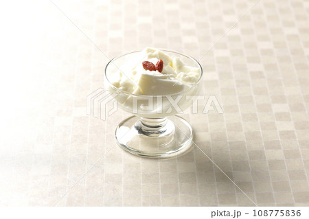 デザートカップに入っている杏仁豆腐 108775836
