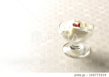 デザートカップに入っている杏仁豆腐 108775839