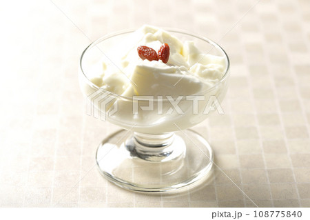 デザートカップに入っている杏仁豆腐 デザートカップに入っている杏仁豆腐 108775840