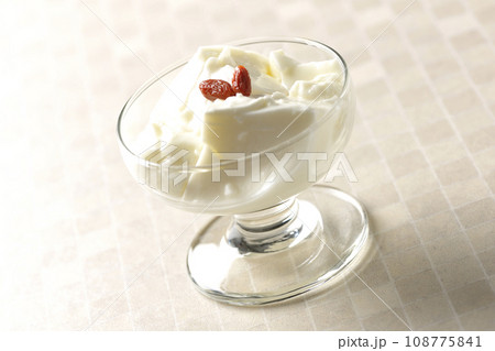 デザートカップに入っている杏仁豆腐 108775841
