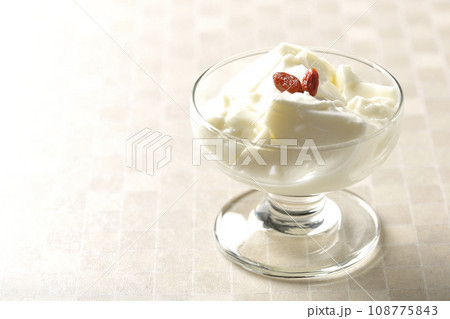 デザートカップに入っている杏仁豆腐 108775843