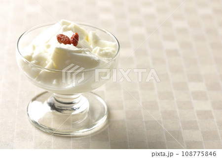 デザートカップに入っている杏仁豆腐 108775846