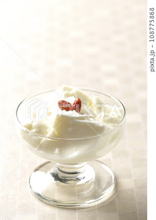 デザートカップに入っている杏仁豆腐 デザートカップに入っている杏仁豆腐 108775868