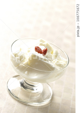 デザートカップに入っている杏仁豆腐 108775872