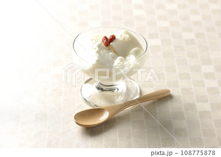 デザートカップに入っている杏仁豆腐 108775878