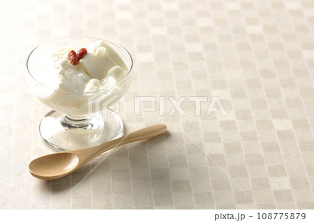 デザートカップに入っている杏仁豆腐 108775879