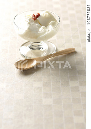 デザートカップに入っている杏仁豆腐 デザートカップに入っている杏仁豆腐 108775883