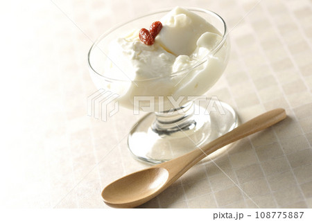 デザートカップに入っている杏仁豆腐 108775887