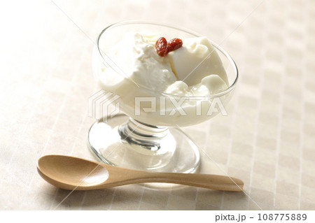 デザートカップに入っている杏仁豆腐 108775889