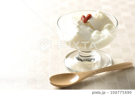 デザートカップに入っている杏仁豆腐 108775890