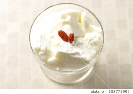 デザートカップに入っている杏仁豆腐を俯瞰で撮影 108775993