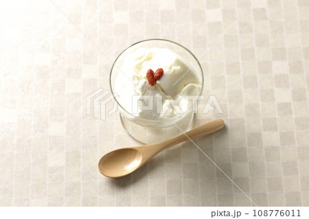 デザートカップに入っている杏仁豆腐を俯瞰で撮影 108776011