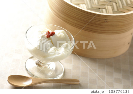 デザートカップに入っている杏仁豆腐と蒸籠 デザートカップに入っている杏仁豆腐と蒸籠 108776132