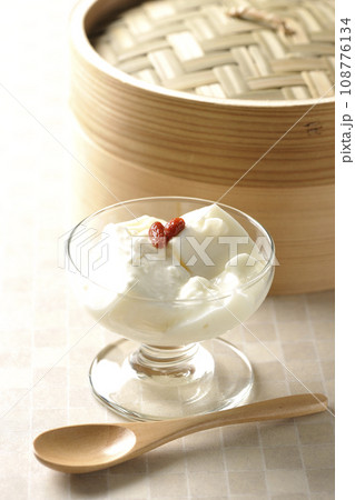 デザートカップに入っている杏仁豆腐と蒸籠 108776134