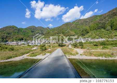 清流仁淀川にかかる沈下橋 清流仁淀川にかかる沈下橋 108776153