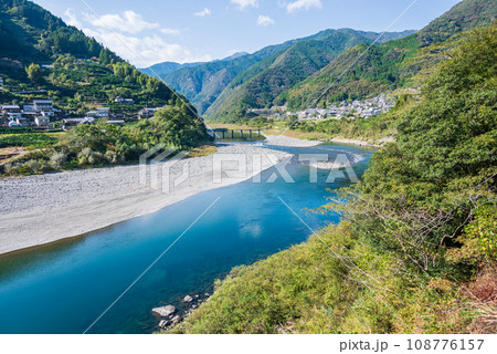 清流仁淀川にかかる沈下橋 108776157