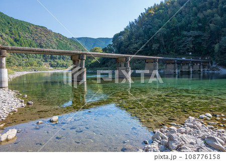 清流仁淀川にかかる沈下橋 清流仁淀川にかかる沈下橋 108776158