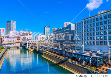 日本の横浜都市景観 相鉄線横浜駅や駅に入る電車などを望む。横浜タカシマヤやそごう横浜店なども見える 108776436