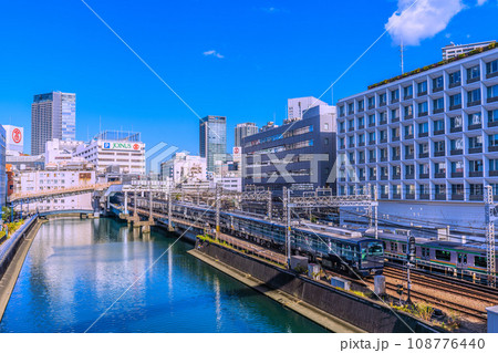日本の横浜都市景観 相鉄線横浜駅や駅に入る電車などを望む。横浜タカシマヤやそごう横浜店なども見える 日本の横浜都市景観 相鉄線横浜駅や駅に入る電車などを望む。横浜タカシマヤやそごう横浜店なども見える 108776440