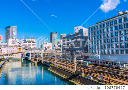 日本の横浜都市景観 相鉄線横浜駅や駅に入る電車などを望む。横浜タカシマヤやそごう横浜店なども見える 108776447