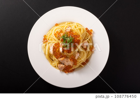 北海道産　秋鮭とイクラのパスタ 108776450