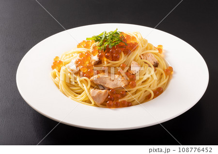 北海道産　秋鮭とイクラのパスタ 108776452
