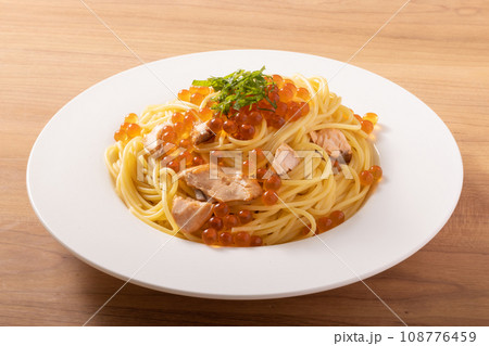 北海道産　秋鮭とイクラのパスタ 108776459