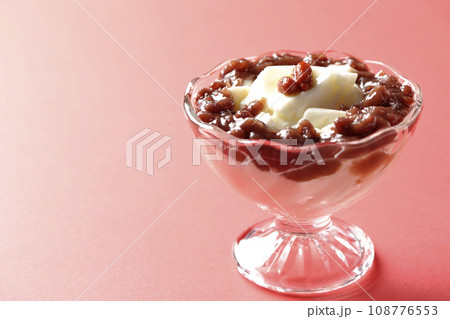 デザートカップに入っている杏仁豆腐とたっぷりの餡子 108776553