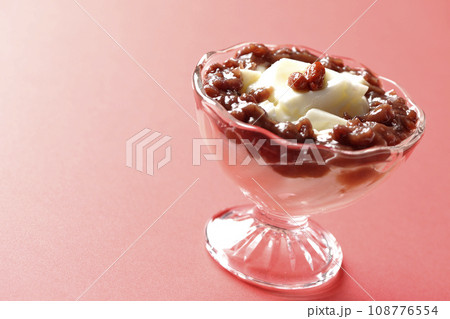 デザートカップに入っている杏仁豆腐とたっぷりの餡子 デザートカップに入っている杏仁豆腐とたっぷりの餡子 108776554