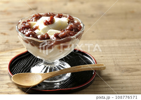 デザートカップに入っている杏仁豆腐とたっぷりの餡子 108776571