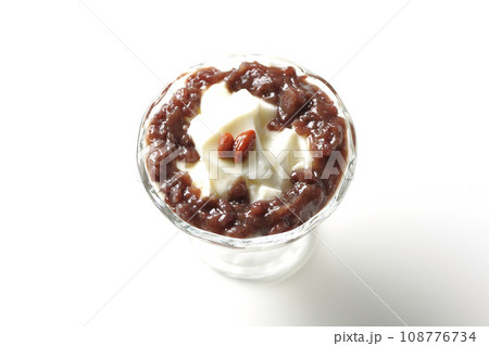 デザートカップに盛り付けられたたっぷりの餡子と杏仁豆腐を白背景で俯瞰撮影 108776734