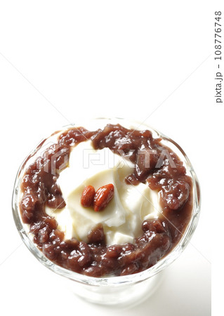 デザートカップに盛り付けられたたっぷりの餡子と杏仁豆腐を白背景で俯瞰撮影 108776748