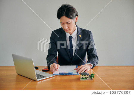 書類に印鑑を押す男性弁護士 108776807