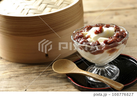 デザートカップに入っている杏仁豆腐とたっぷりの餡子と蒸籠 108776827