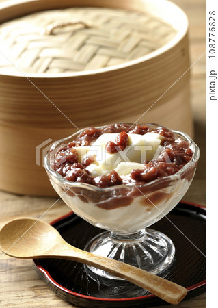 デザートカップに入っている杏仁豆腐とたっぷりの餡子と蒸籠 108776828