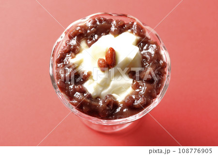 デザートカップに盛り付けられたたっぷりの餡子と杏仁豆腐を俯瞰で撮影 108776905