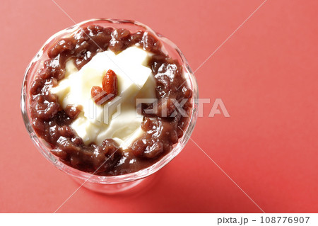デザートカップに盛り付けられたたっぷりの餡子と杏仁豆腐を俯瞰で撮影 デザートカップに盛り付けられたたっぷりの餡子と杏仁豆腐を俯瞰で撮影 108776907