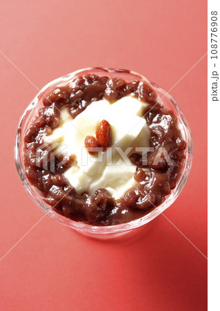デザートカップに盛り付けられたたっぷりの餡子と杏仁豆腐を俯瞰で撮影 デザートカップに盛り付けられたたっぷりの餡子と杏仁豆腐を俯瞰で撮影 108776908