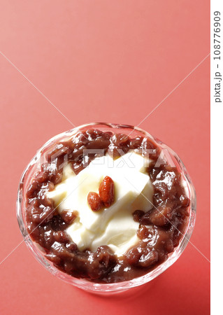 デザートカップに盛り付けられたたっぷりの餡子と杏仁豆腐を俯瞰で撮影 108776909
