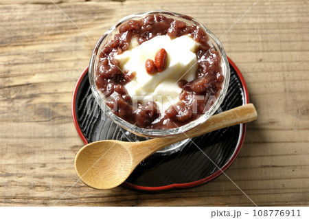 デザートカップに盛り付けられたたっぷりの餡子と杏仁豆腐を俯瞰で撮影 デザートカップに盛り付けられたたっぷりの餡子と杏仁豆腐を俯瞰で撮影 108776911
