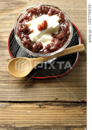 デザートカップに盛り付けられたたっぷりの餡子と杏仁豆腐を俯瞰で撮影 108776916