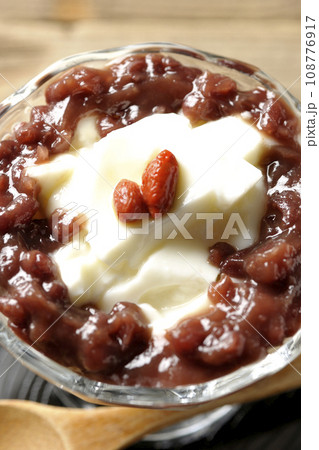 デザートカップに盛り付けられたたっぷりの餡子と杏仁豆腐を俯瞰で撮影 108776917
